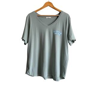 NWOT Commoditees Mama Bear V-Neck Tee Size Large